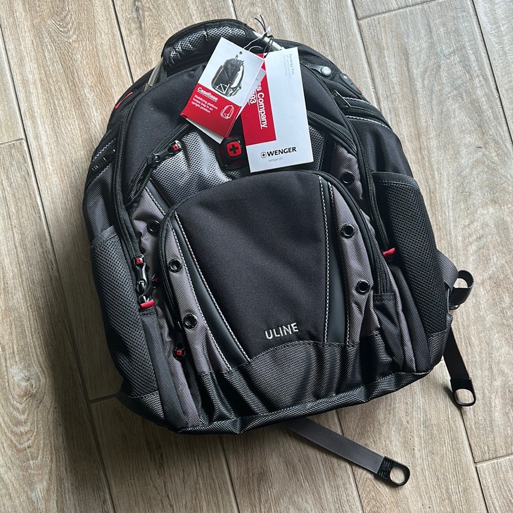 Wenger - Synergy Backpack for 16" Laptop - Black/Gray